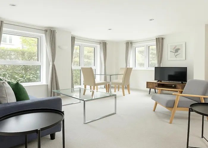 2 Bed Balcony Flat Chelsea Harbour